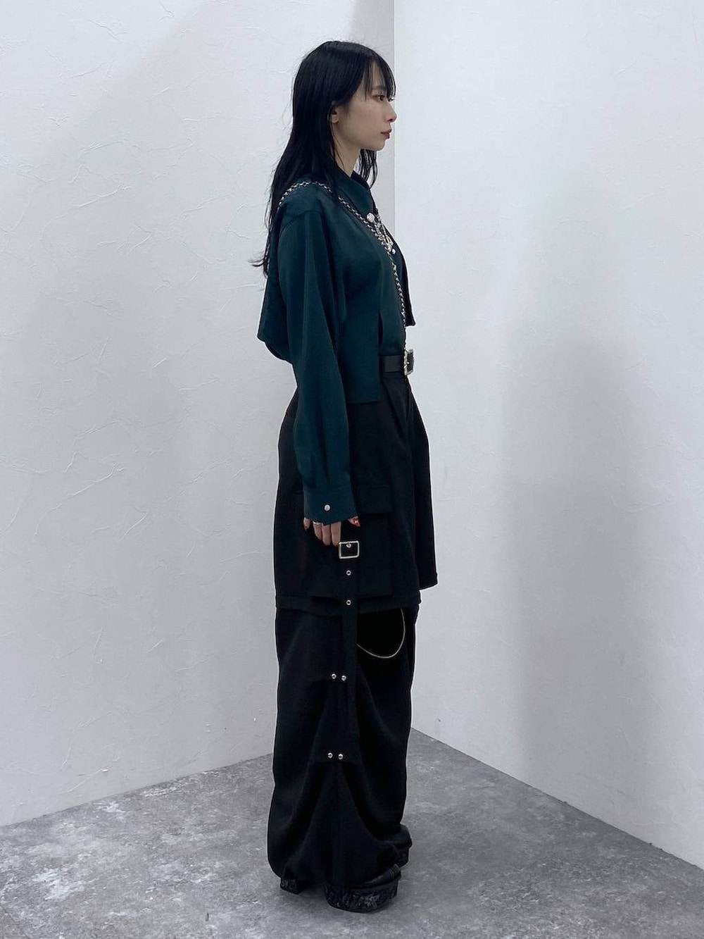 ブラック系のカーゴパンツ、グレー系のブーツ、グリーン系のシャツ/ブラウスを着用したレディースの冬コーディネートの4枚目の写真