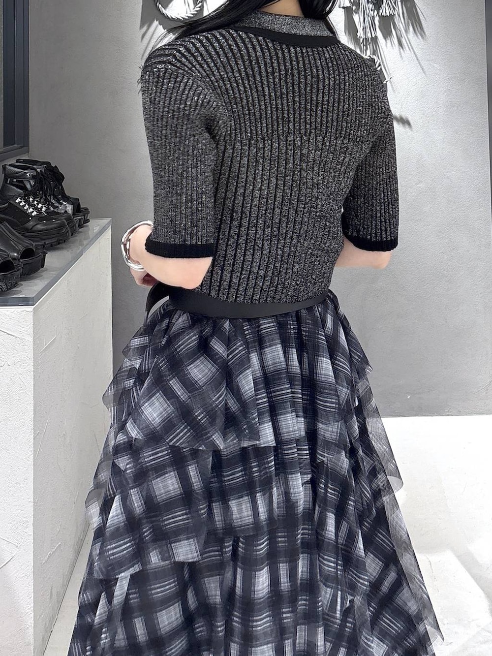 ブラック系のパンプス、ブラック系のカーディガン/ボレロ、ブラック系のセットアップを着用したレディースの春コーディネートの6枚目の写真