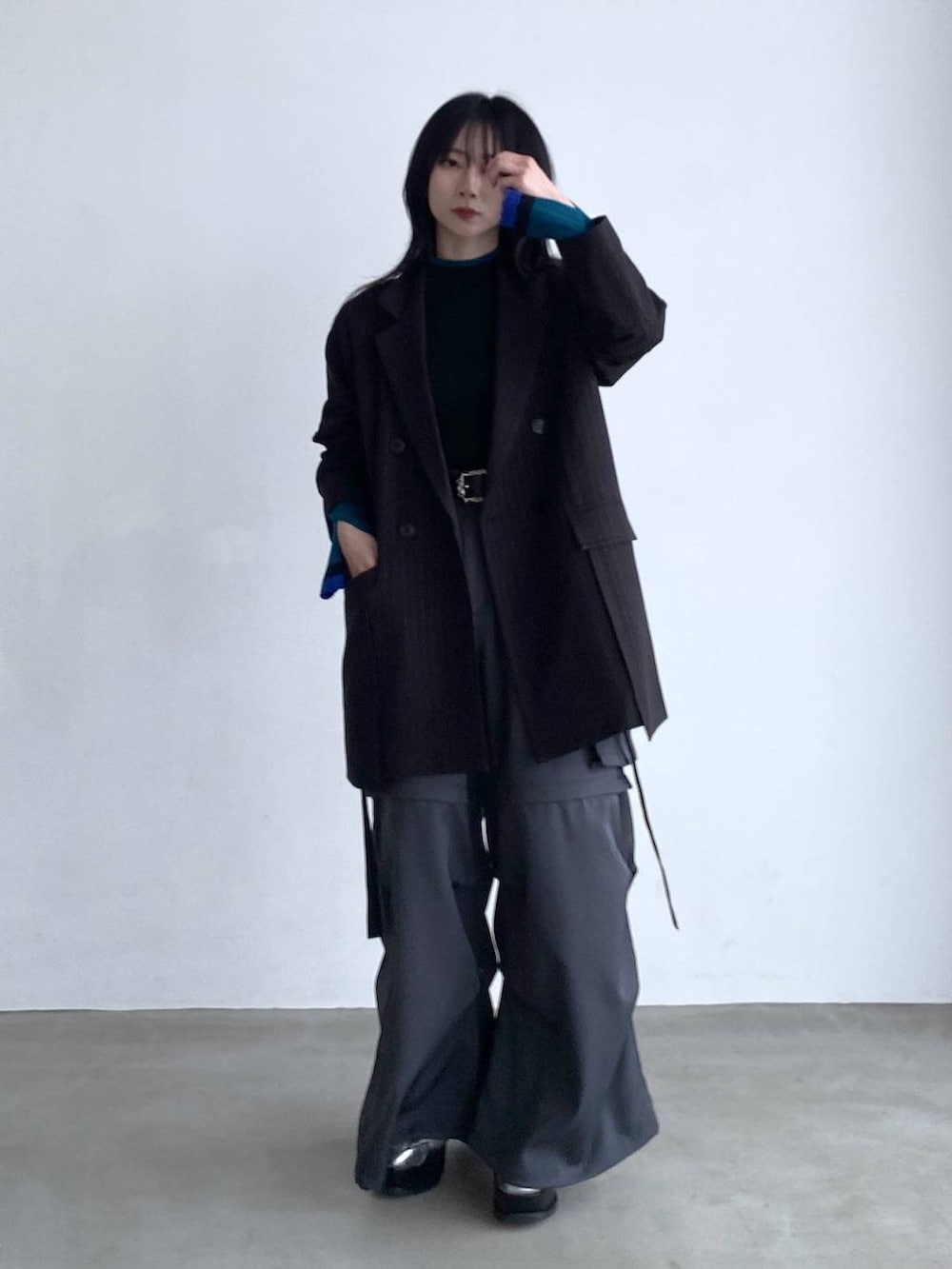 グレー系のカーゴパンツ、シルバー系のブーツ、ブラック系のテーラードジャケットを着用したレディースの夏コーディネートの8枚目の写真