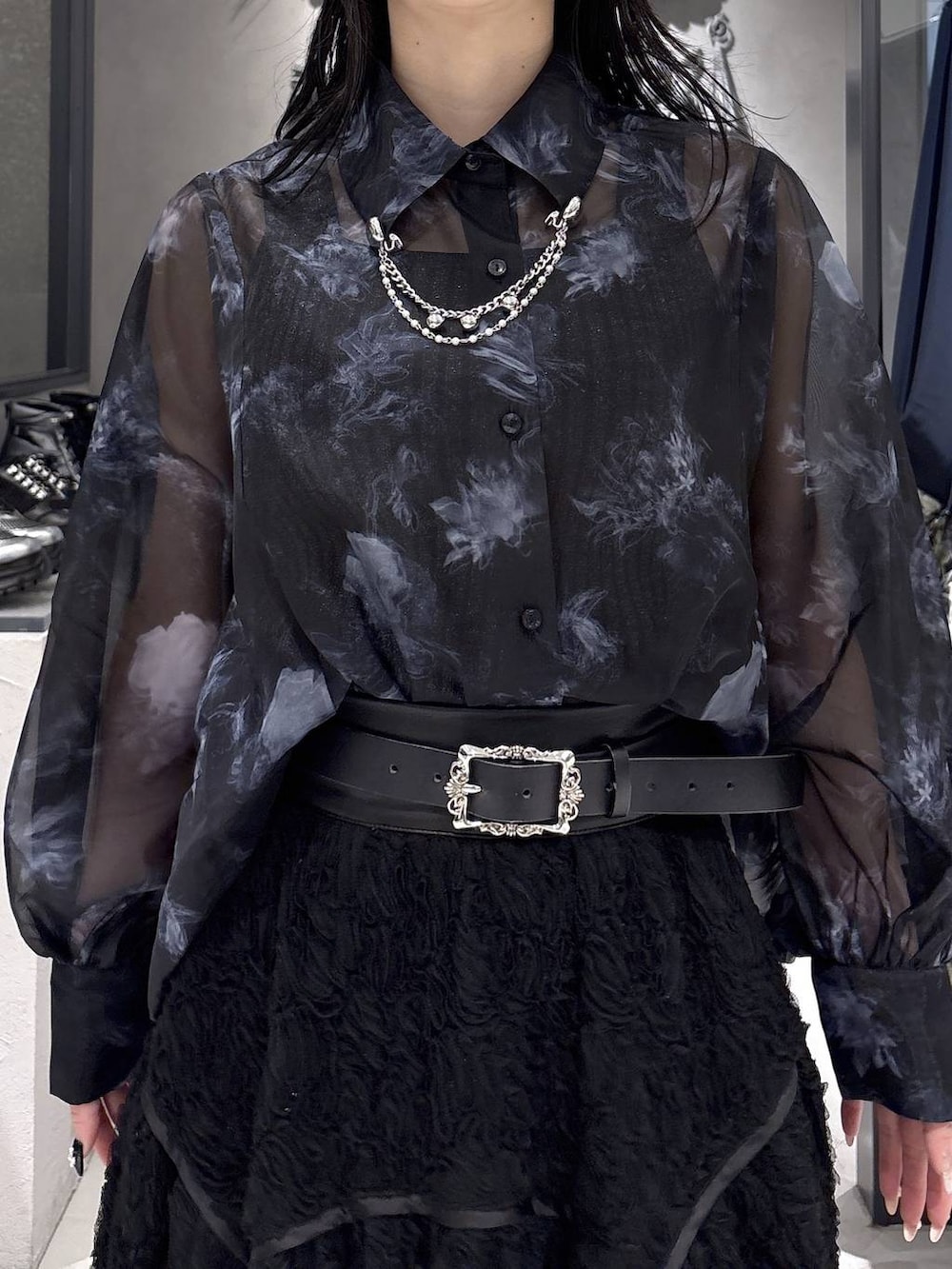 ブラック系のパンプス、ブラック系のタンクトップ、ブラック系のスカートを着用したレディースの春コーディネートの5枚目の写真