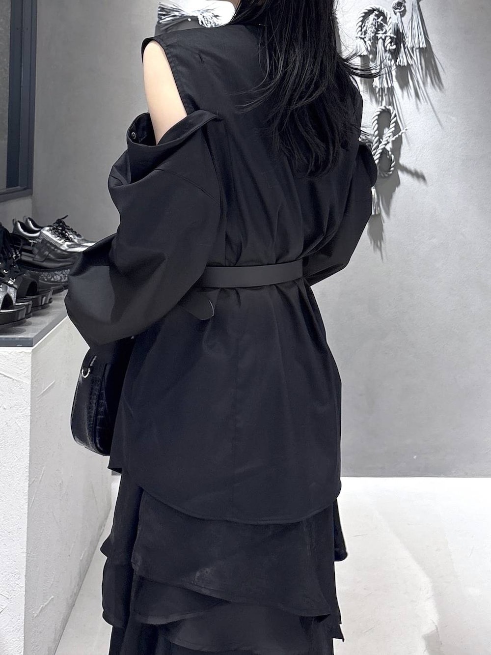 ブラック系のブーツ、ブラック系のショルダーバッグ、ブラック系のシャツ/ブラウスを着用したレディースの春コーディネートの7枚目の写真