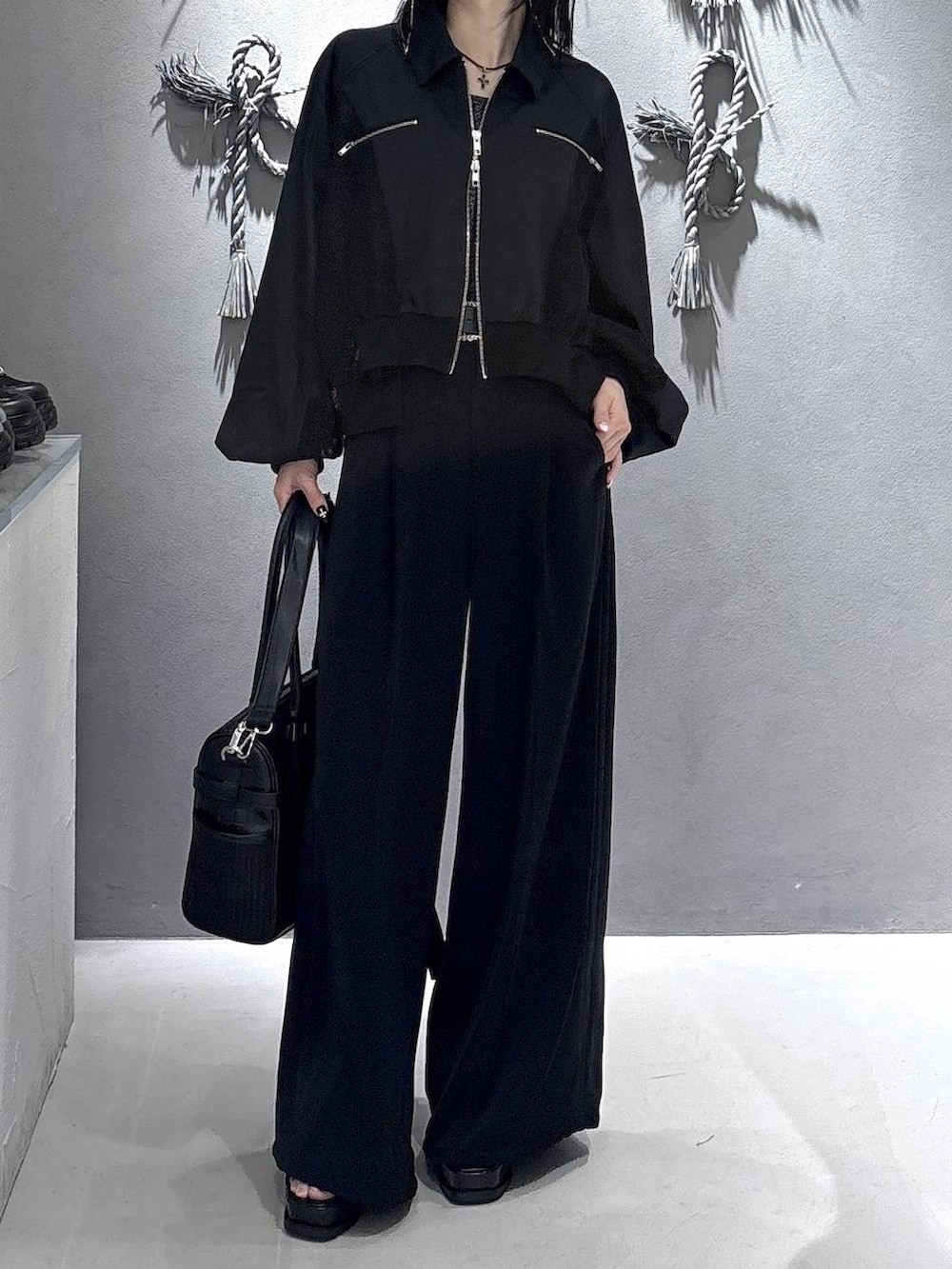 ブラック系のブーツ、ブラック系のタンクトップ、ブラック系のその他パンツを着用したレディースの春コーディネートの10枚目の写真