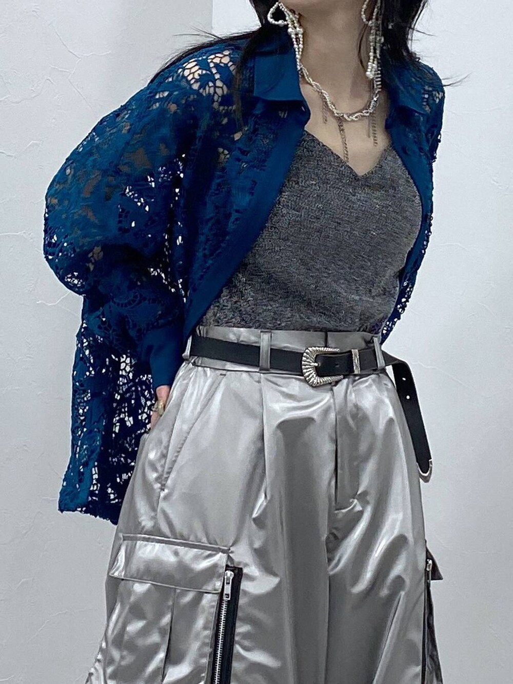 ブラック系のサンダル、ブルー系のシャツ/ブラウス、シルバー系のカーゴパンツを着用したレディースの夏コーディネートの6枚目の写真