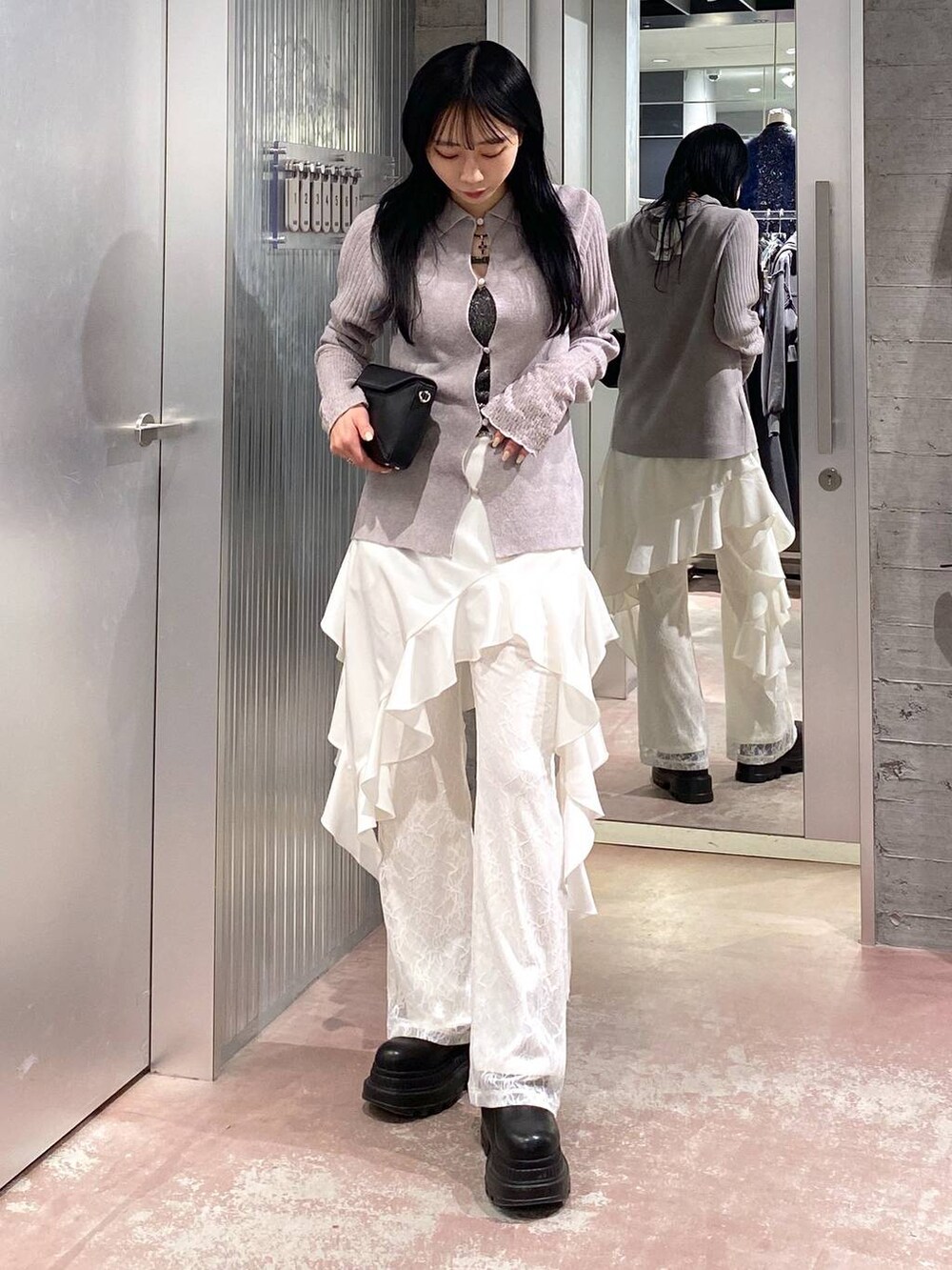 ブラック系のブーツ、ブラック系のショルダーバッグ、ホワイト系のその他パンツを着用したレディースの冬コーディネートの4枚目の写真