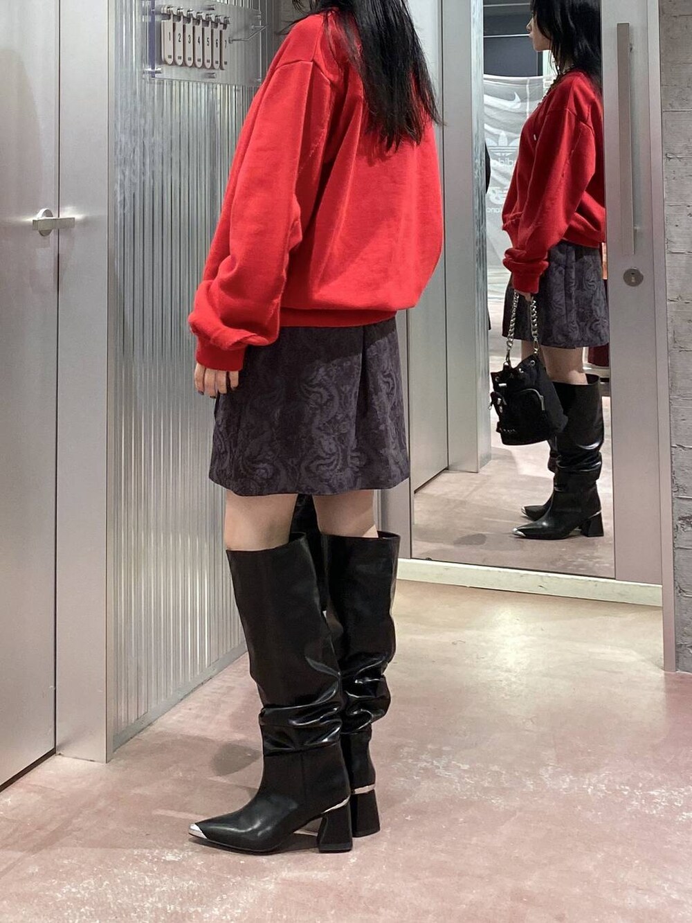 ブラック系のショルダーバッグ、レッド系のスウェット、グレー系のその他パンツを着用したレディースの夏コーディネートの2枚目の写真