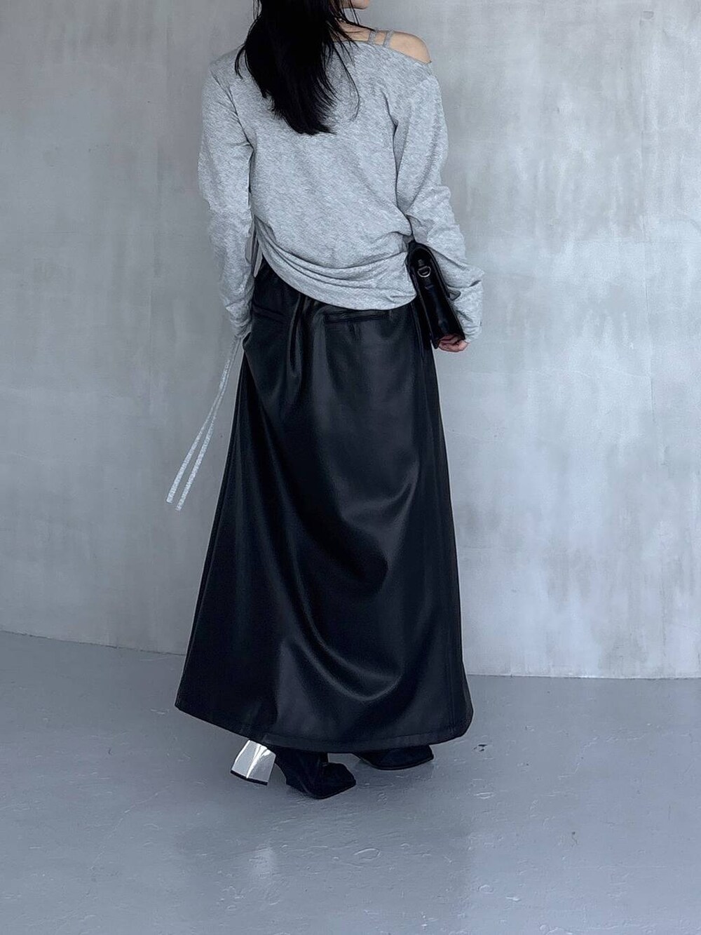 ブラック系のスカート、ブラック系のショルダーバッグ、グレー系のTシャツ/カットソーを着用したレディースの夏コーディネートの3枚目の写真