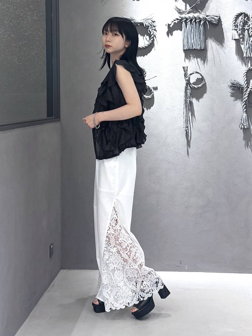 ブラック系のタンクトップ、ブラック系のサンダル、ブラック系のシャツ/ブラウスを着用したレディースの春コーディネートの2枚目の写真