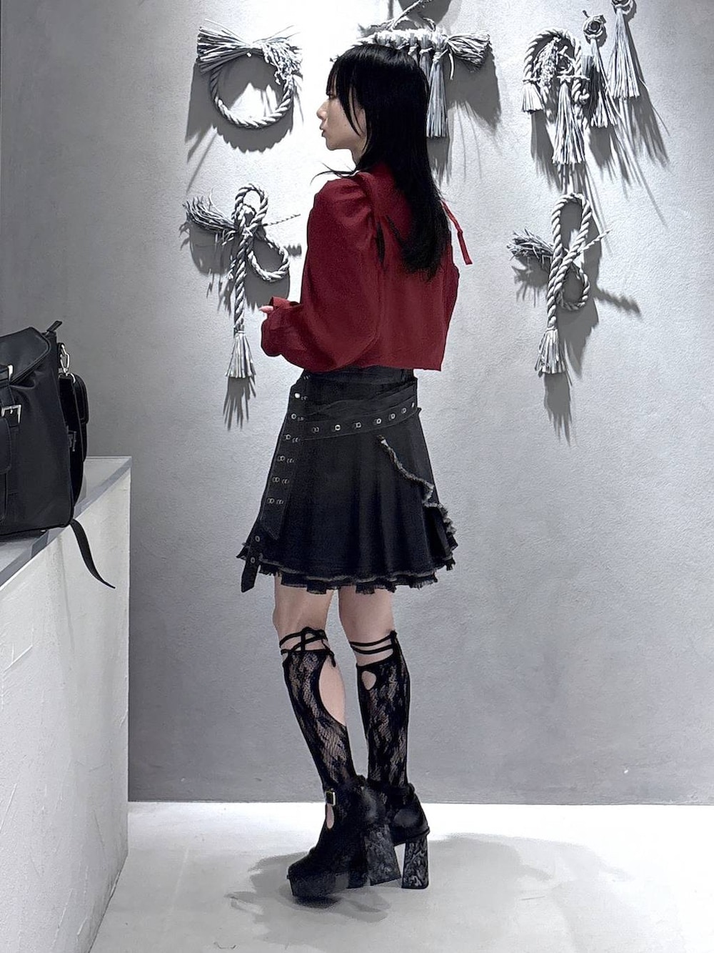 ブラック系のパンプスを着用したレディースの春コーディネートの2枚目の写真