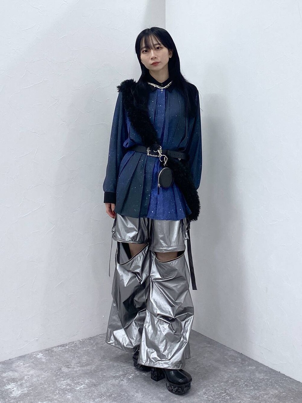 ブラック系のダウンジャケット/コート、シルバー系のカーゴパンツ、グレー系のブーツを着用したレディースの冬コーディネートの9枚目の写真