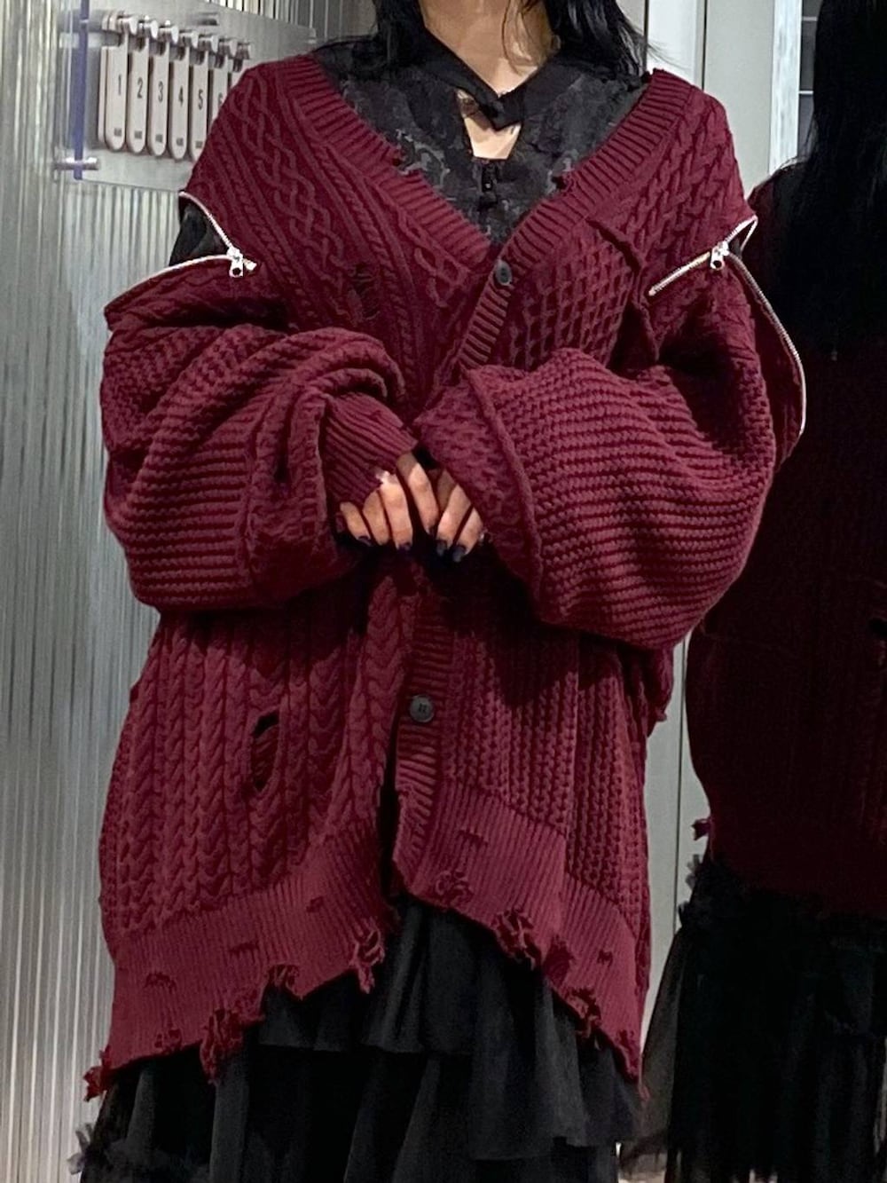 ブラック系のブーツ、レッド系のカーディガン/ボレロ、ブラック系のスカートを着用したレディースの秋コーディネートの5枚目の写真