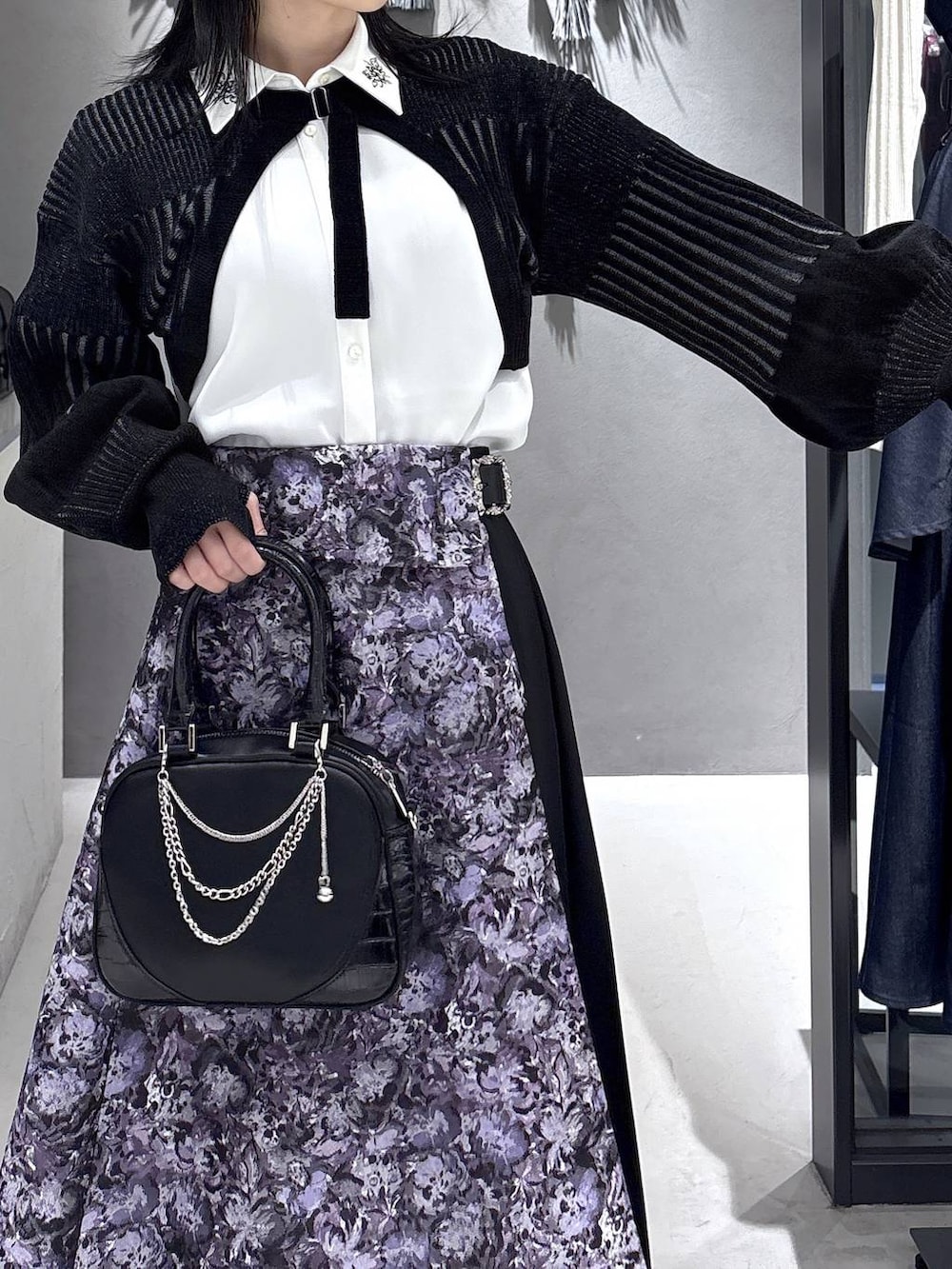 ブラック系のブーツ、ブラック系のカーディガン/ボレロ、ブラック系のシャツ/ブラウスを着用したレディースの春コーディネートの7枚目の写真