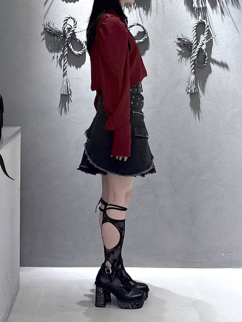 ブラック系のパンプスを着用したレディースの春コーディネートの4枚目の写真