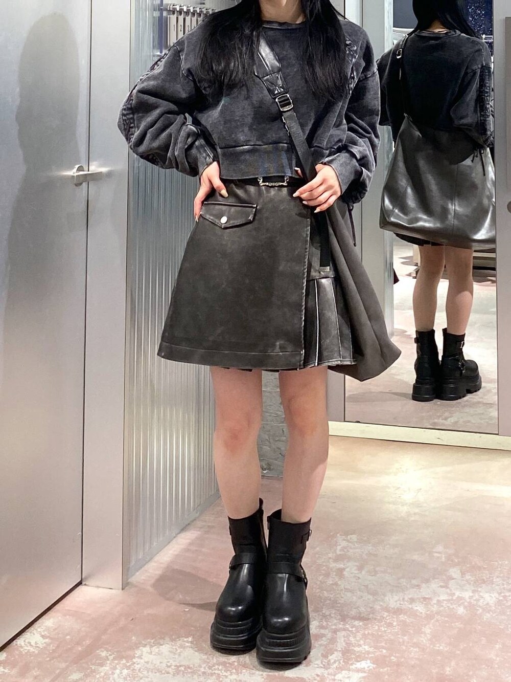 ブラック系のブーツ、グレー系のショルダーバッグ、ブラック系のスウェットを着用したレディースの冬コーディネートの6枚目の写真