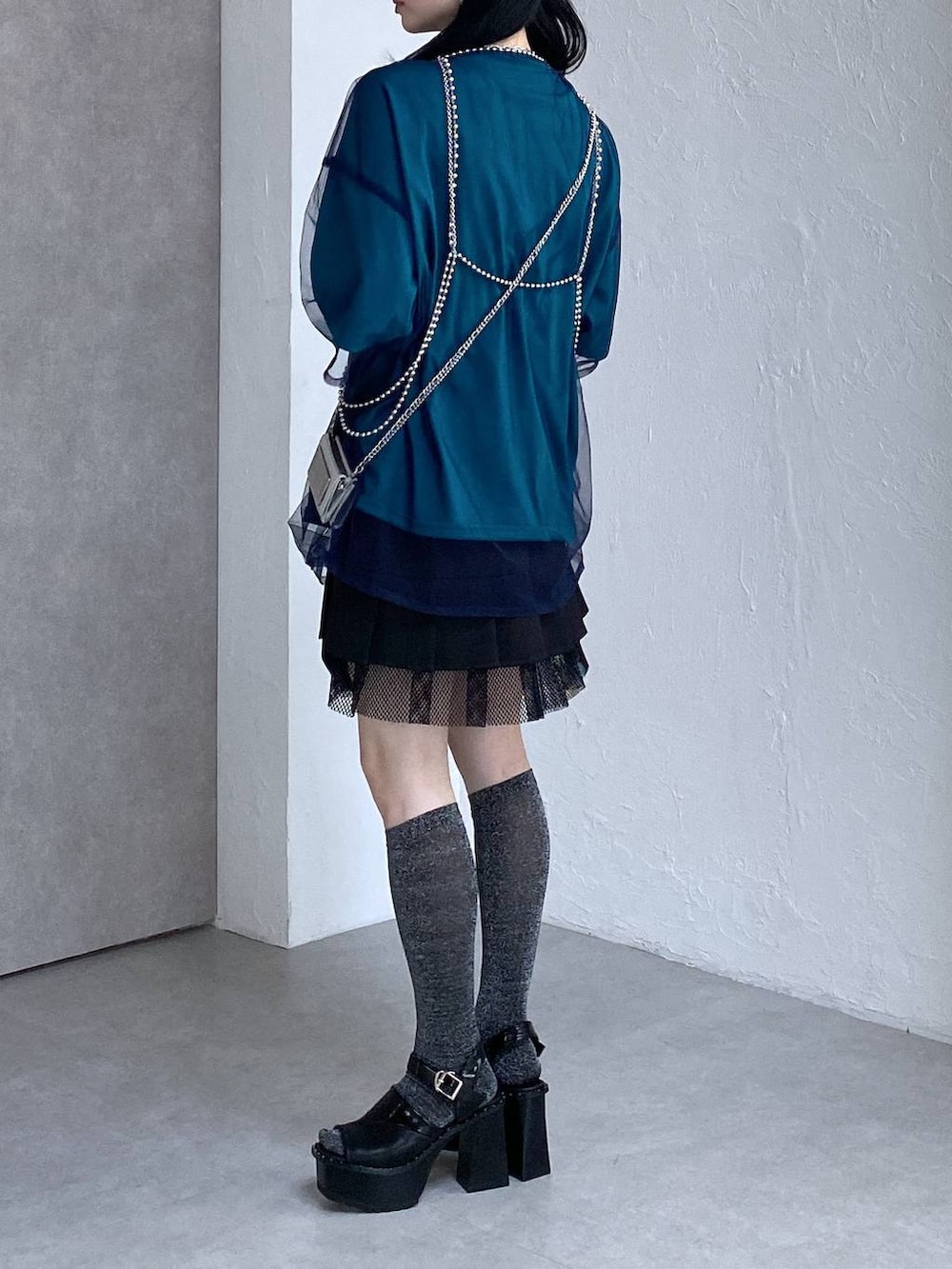 ブラック系のサンダル、ブルー系のTシャツ/カットソー、ブラック系のその他パンツを着用したレディースの春コーディネートの2枚目の写真