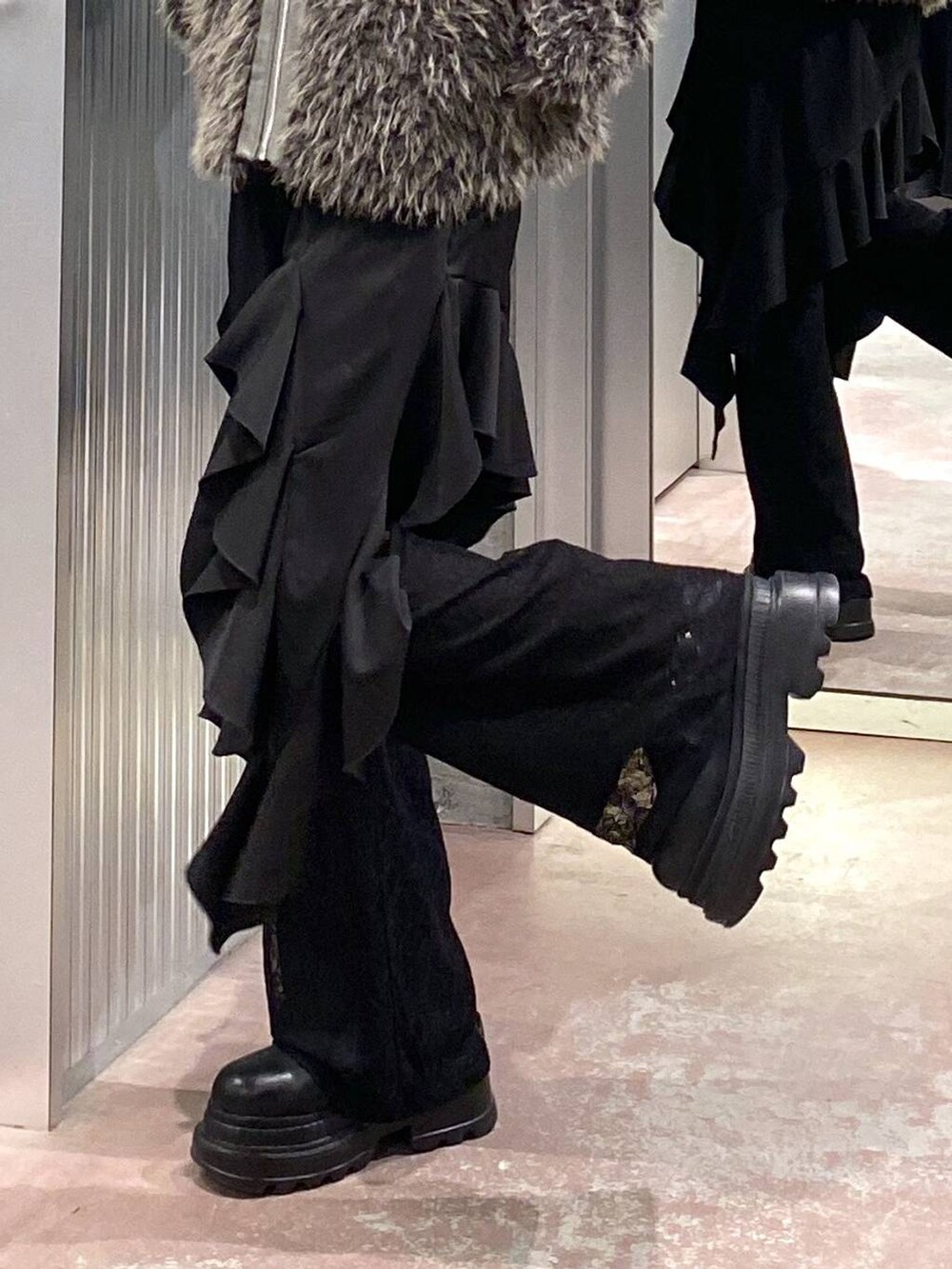 ブラック系のブーツ、ベージュ系のブルゾン、ブラック系のその他パンツを着用したレディースの冬コーディネートの6枚目の写真