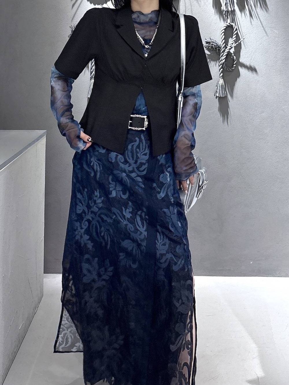 ブラック系のブーツ、グリーン系のタンクトップ、ブラック系のシャツ/ブラウスを着用したレディースの春コーディネートの9枚目の写真