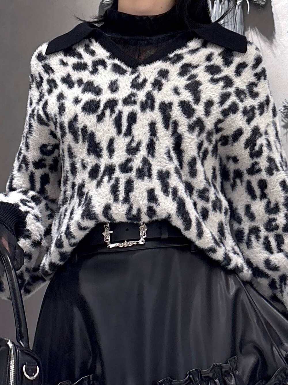 ブラック系のTシャツ/カットソー、ブラック系のボストンバッグ、ブラウン系のブーツを着用したレディースの秋コーディネートの8枚目の写真