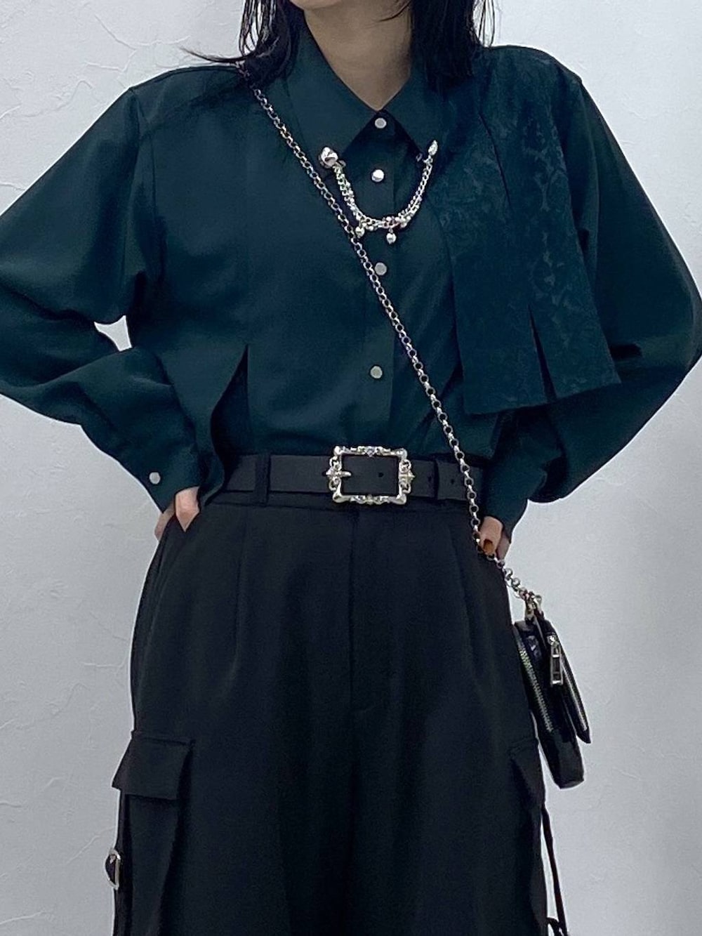 ブラック系のカーゴパンツ、グレー系のブーツ、グリーン系のシャツ/ブラウスを着用したレディースの冬コーディネートの7枚目の写真