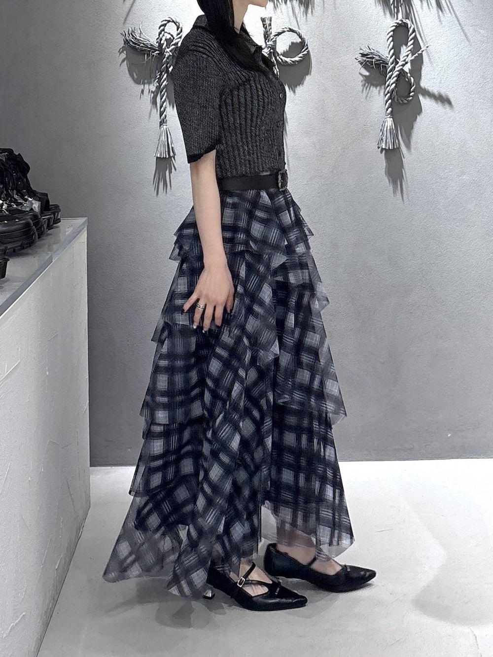 ブラック系のパンプス、ブラック系のカーディガン/ボレロ、ブラック系のセットアップを着用したレディースの春コーディネートの3枚目の写真