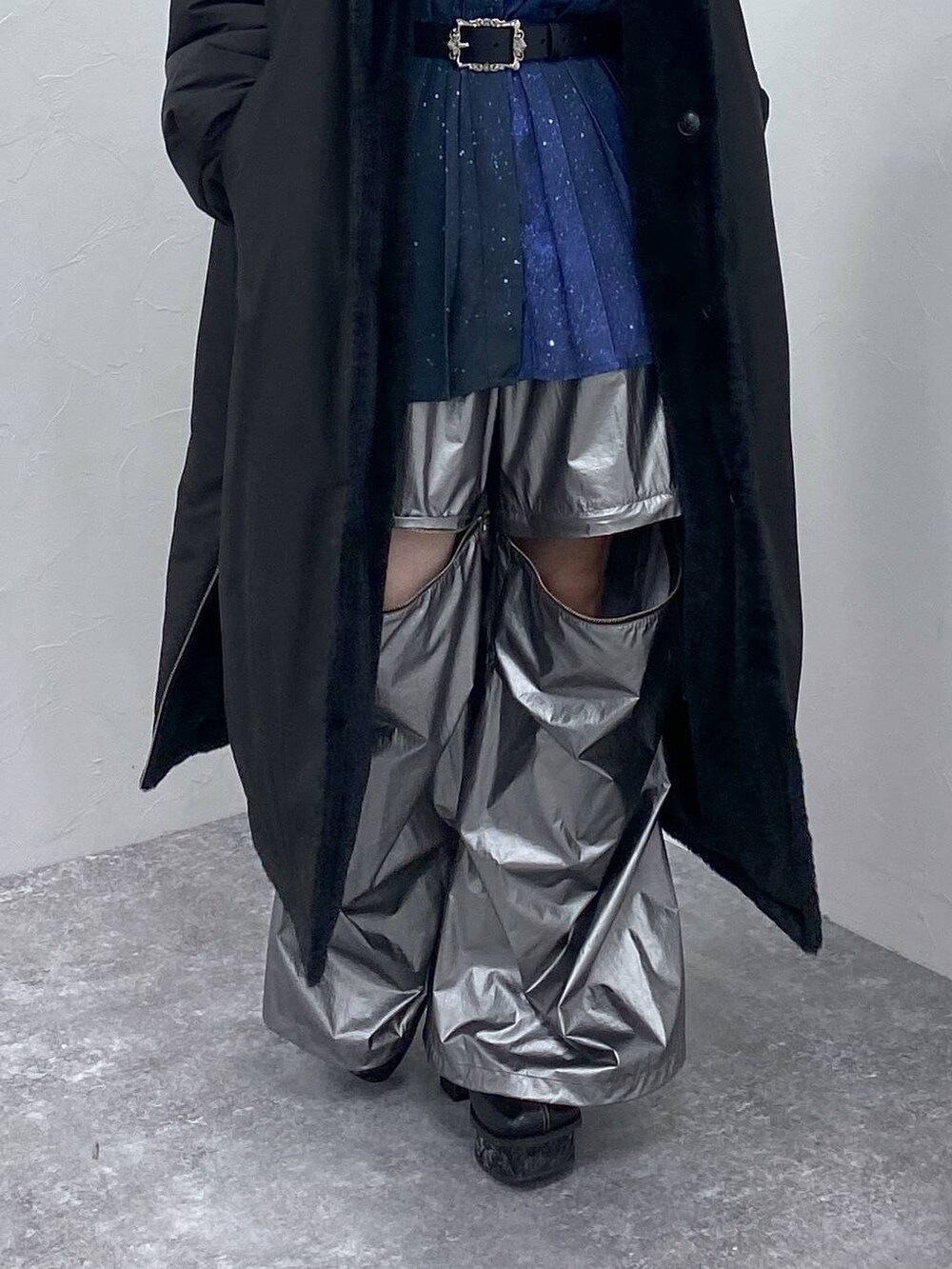 ブラック系のダウンジャケット/コート、シルバー系のカーゴパンツ、グレー系のブーツを着用したレディースの冬コーディネートの6枚目の写真