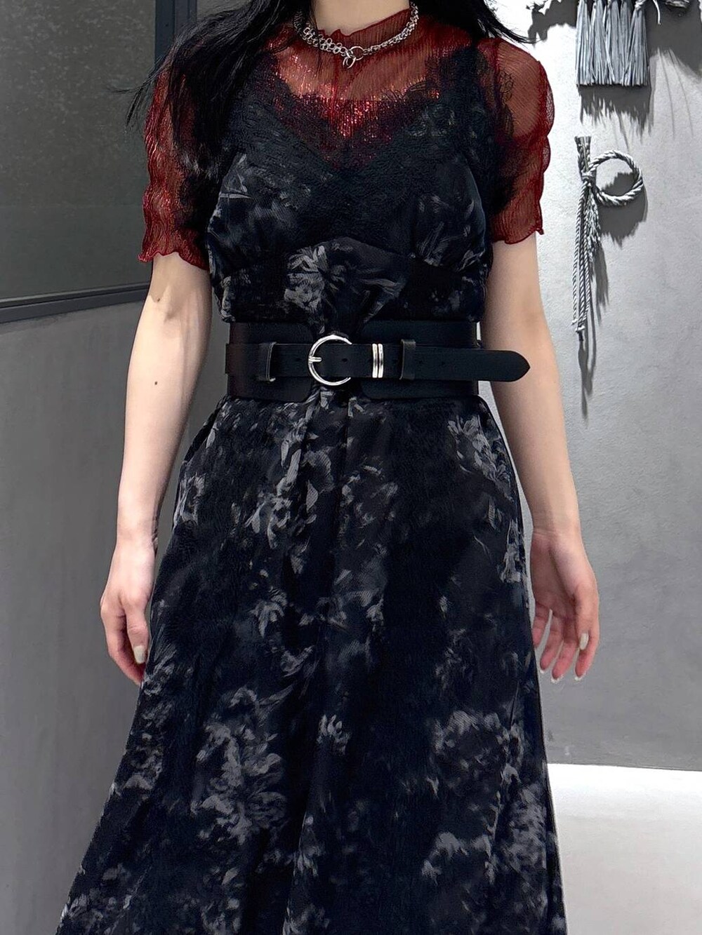 ブラック系のサンダル、ブラック系のその他パンツ、ブラック系のワンピースを着用したレディースの春コーディネートの6枚目の写真