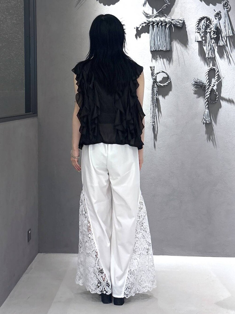 ブラック系のタンクトップ、ブラック系のサンダル、ブラック系のシャツ/ブラウスを着用したレディースの春コーディネートの3枚目の写真