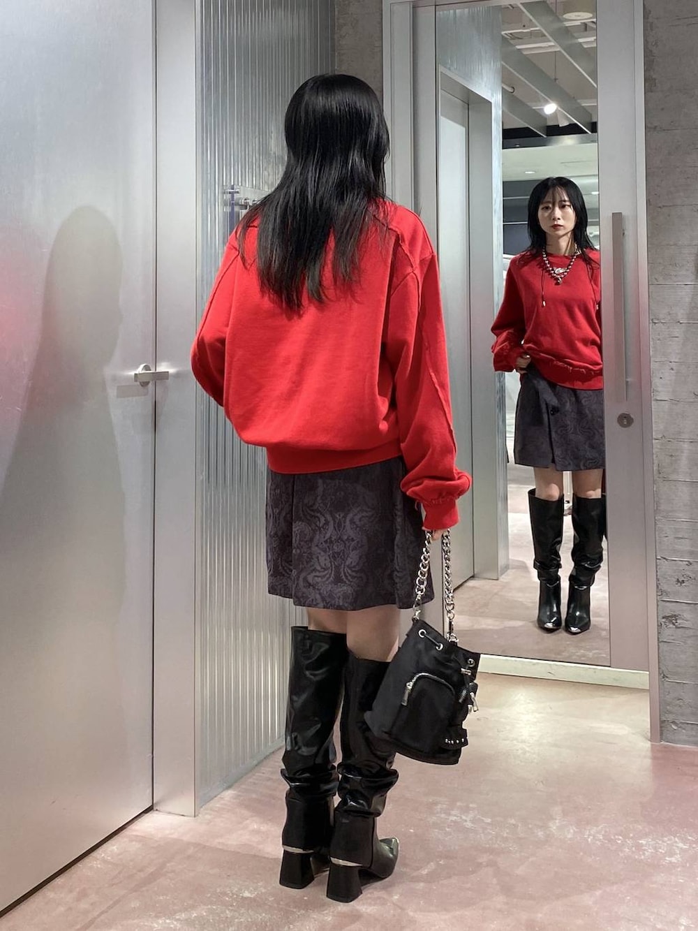 ブラック系のショルダーバッグ、レッド系のスウェット、グレー系のその他パンツを着用したレディースの夏コーディネートの3枚目の写真
