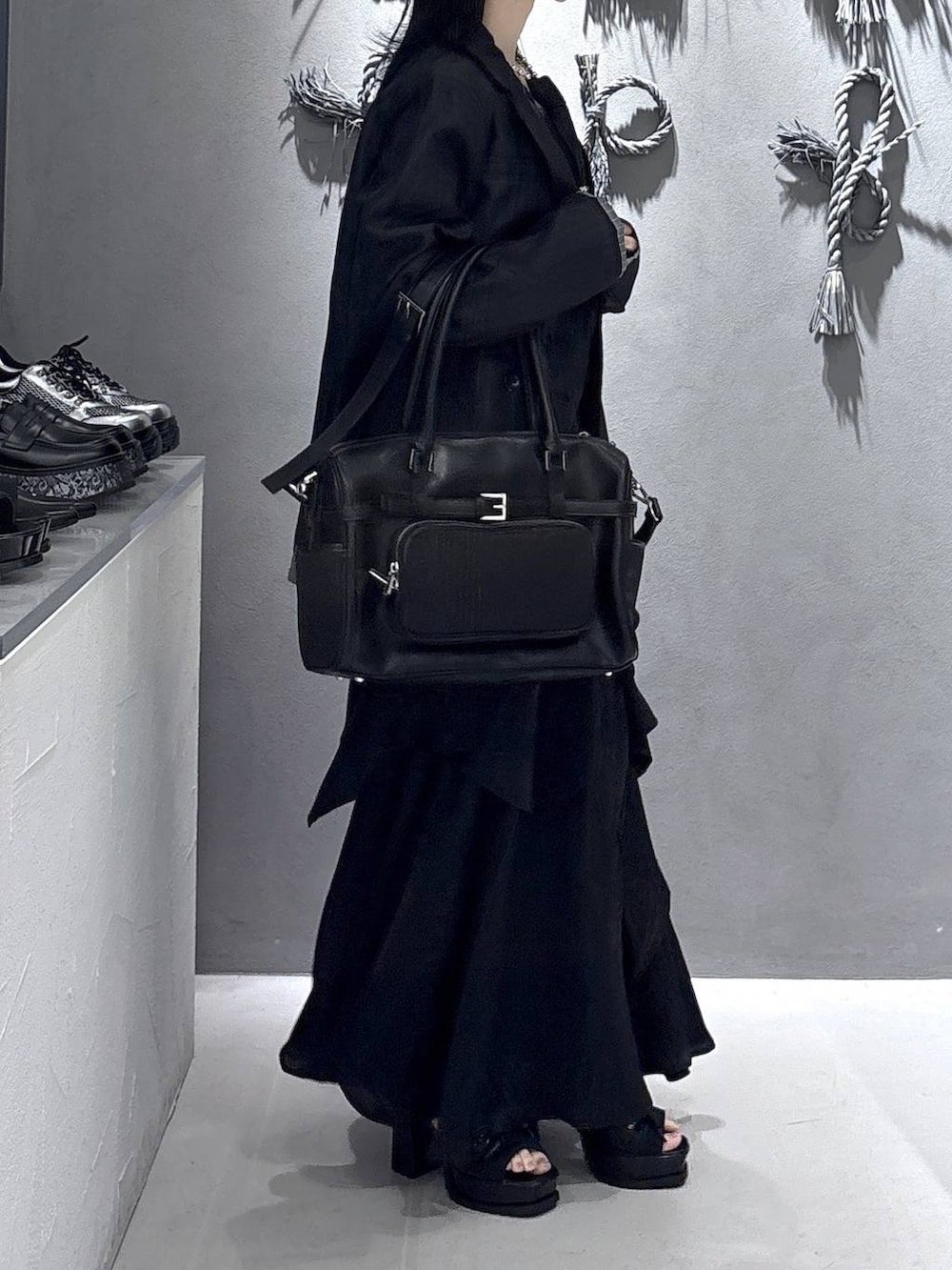 ブラック系のネクタイ、ブラック系のブーツ、パープル系のタンクトップを着用したレディースの春コーディネートの4枚目の写真