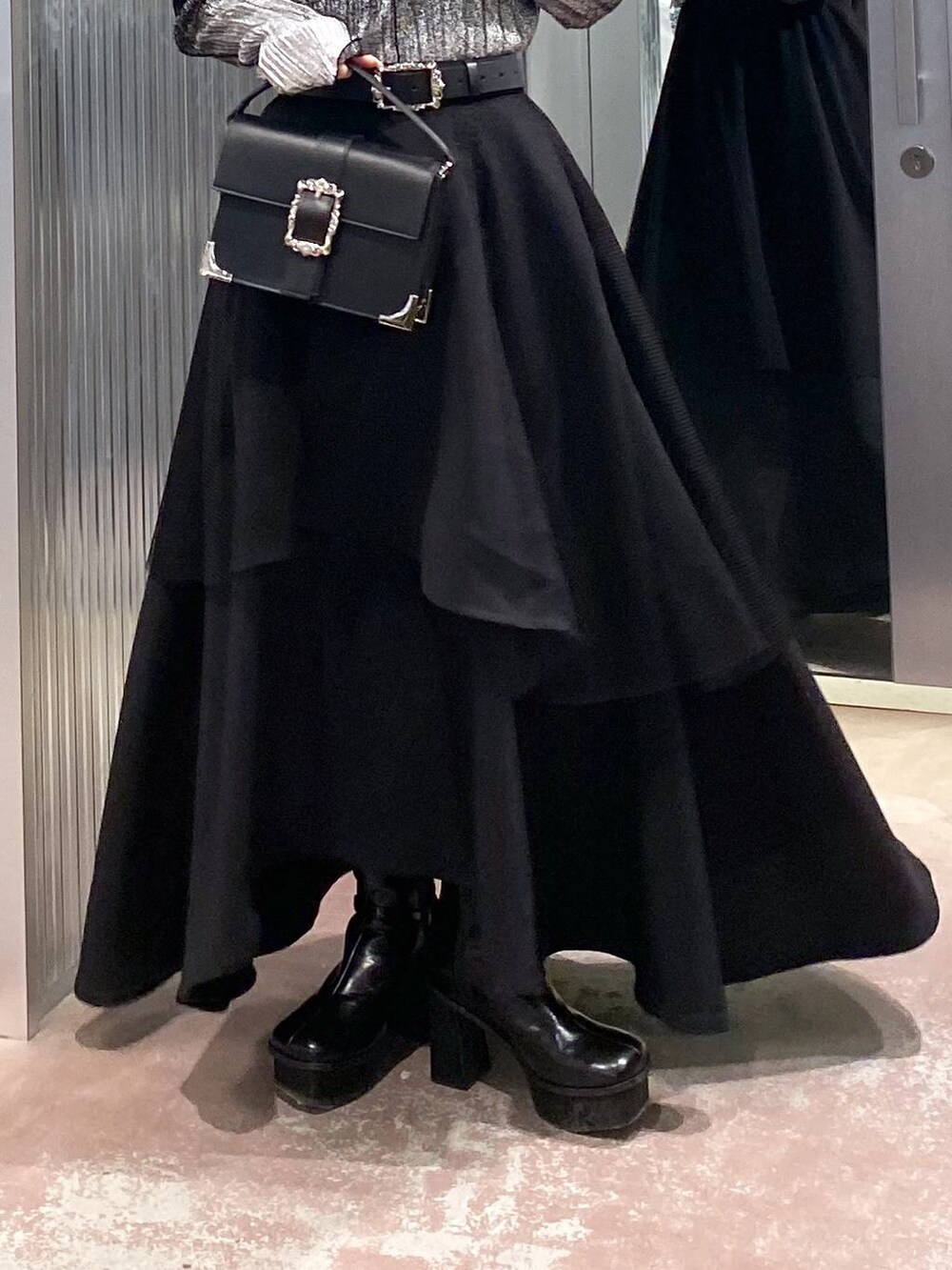 ブラック系のブーツ、ブラック系のショルダーバッグ、ブラック系のTシャツ/カットソーを着用したレディースの冬コーディネートの8枚目の写真