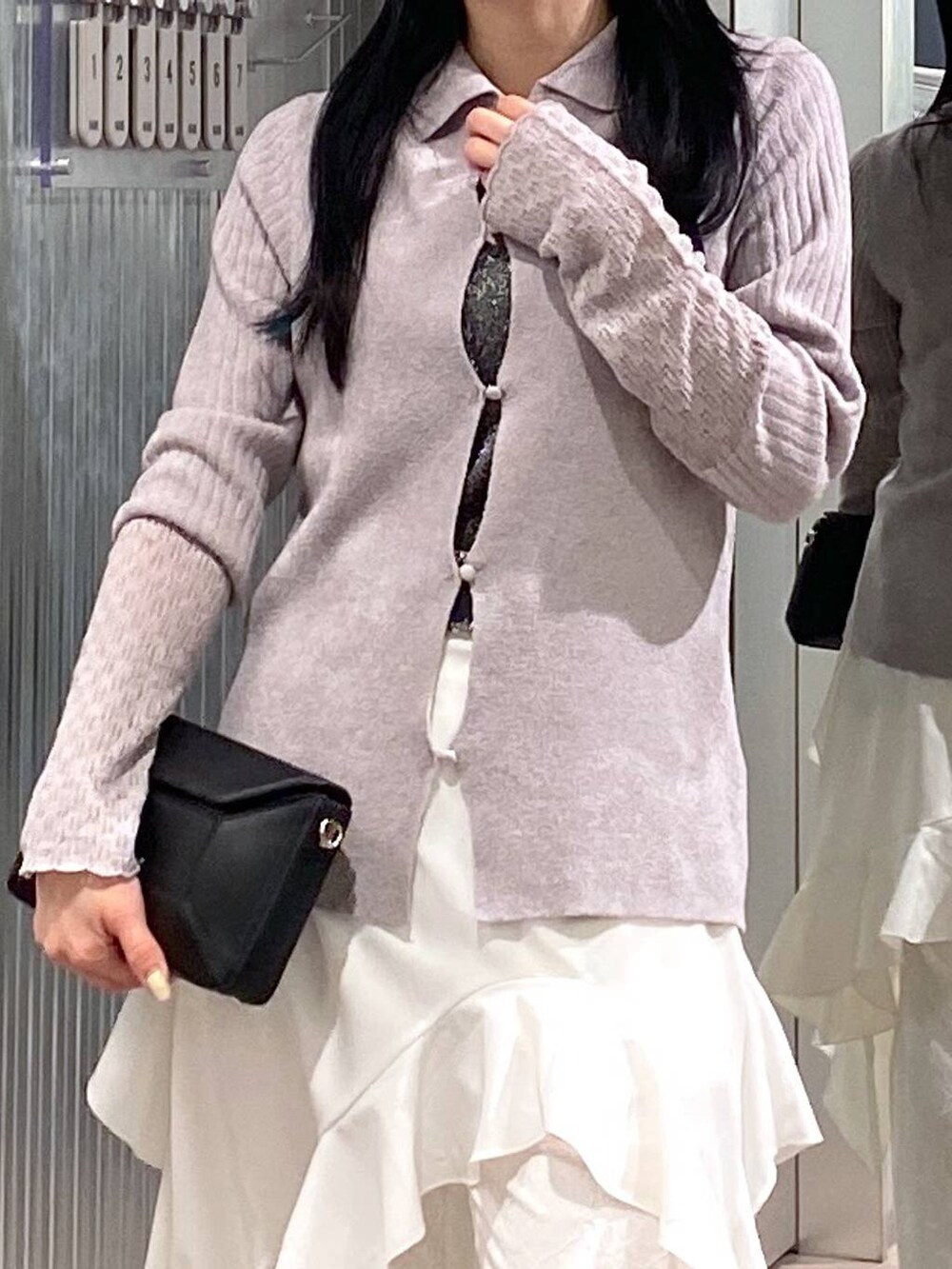 ブラック系のブーツ、ブラック系のショルダーバッグ、ホワイト系のその他パンツを着用したレディースの冬コーディネートの8枚目の写真