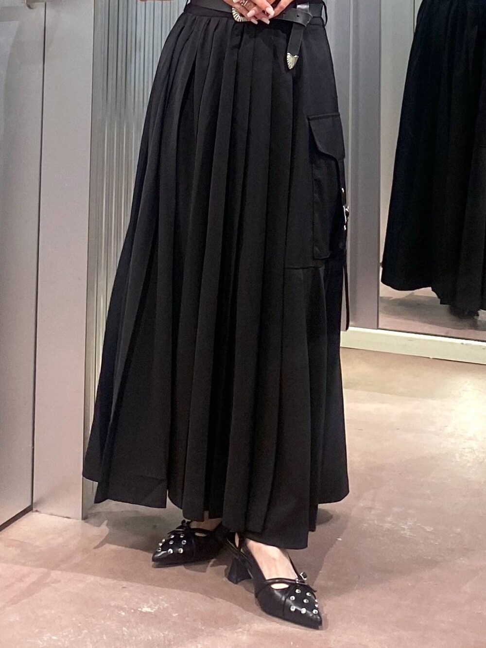 ブラック系のニット/セーター、ブラック系のパンプス、ブラック系のスカートを着用したレディースの夏コーディネートの9枚目の写真