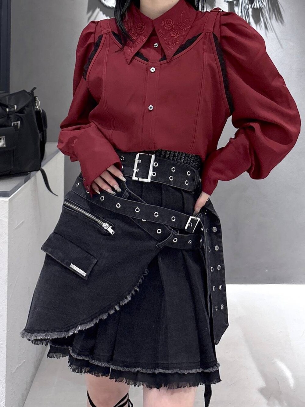 ブラック系のパンプスを着用したレディースの春コーディネートの6枚目の写真