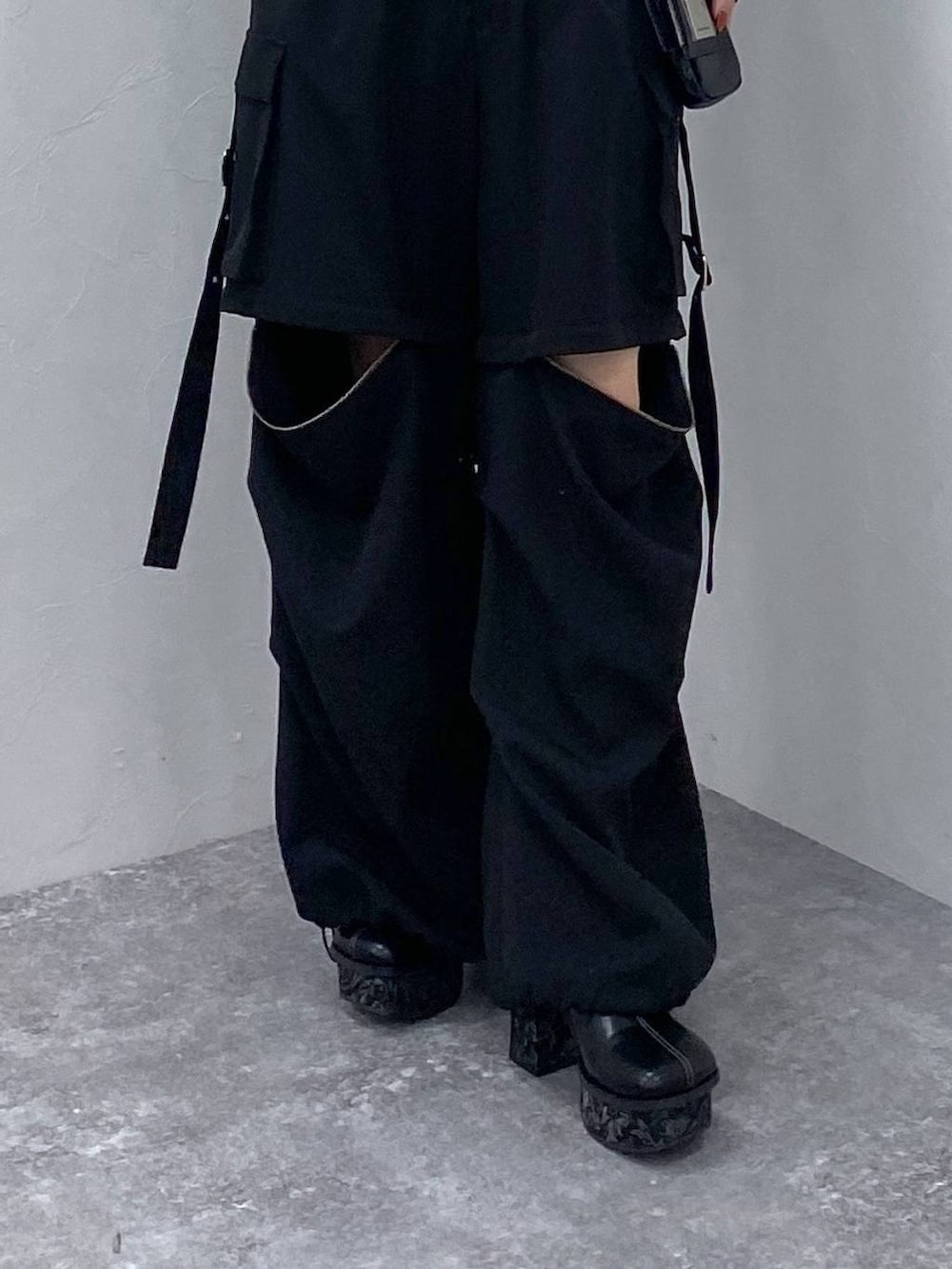 ブラック系のカーゴパンツ、グレー系のブーツ、グリーン系のシャツ/ブラウスを着用したレディースの冬コーディネートの8枚目の写真