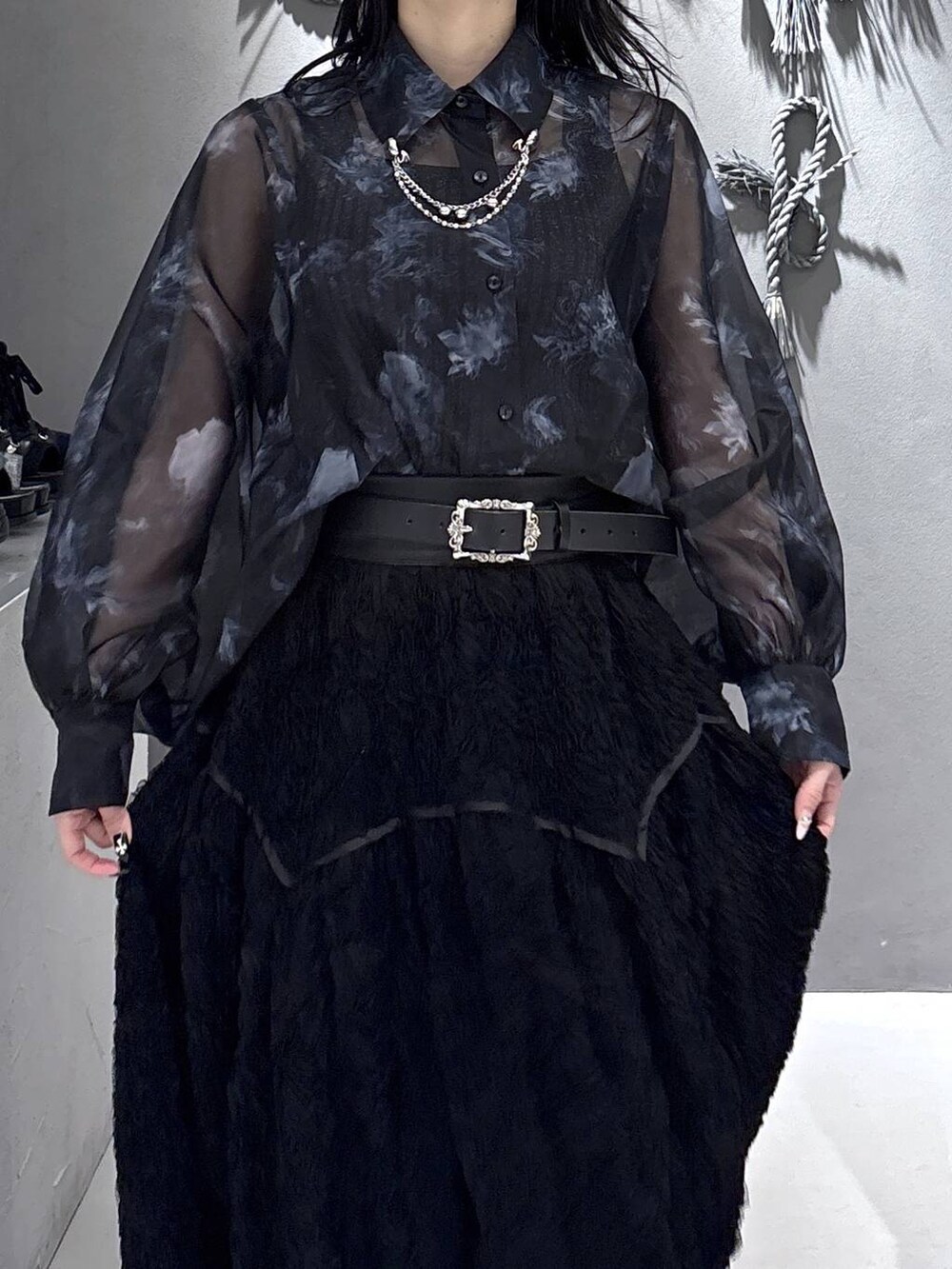 ブラック系のパンプス、ブラック系のタンクトップ、ブラック系のスカートを着用したレディースの春コーディネートの8枚目の写真