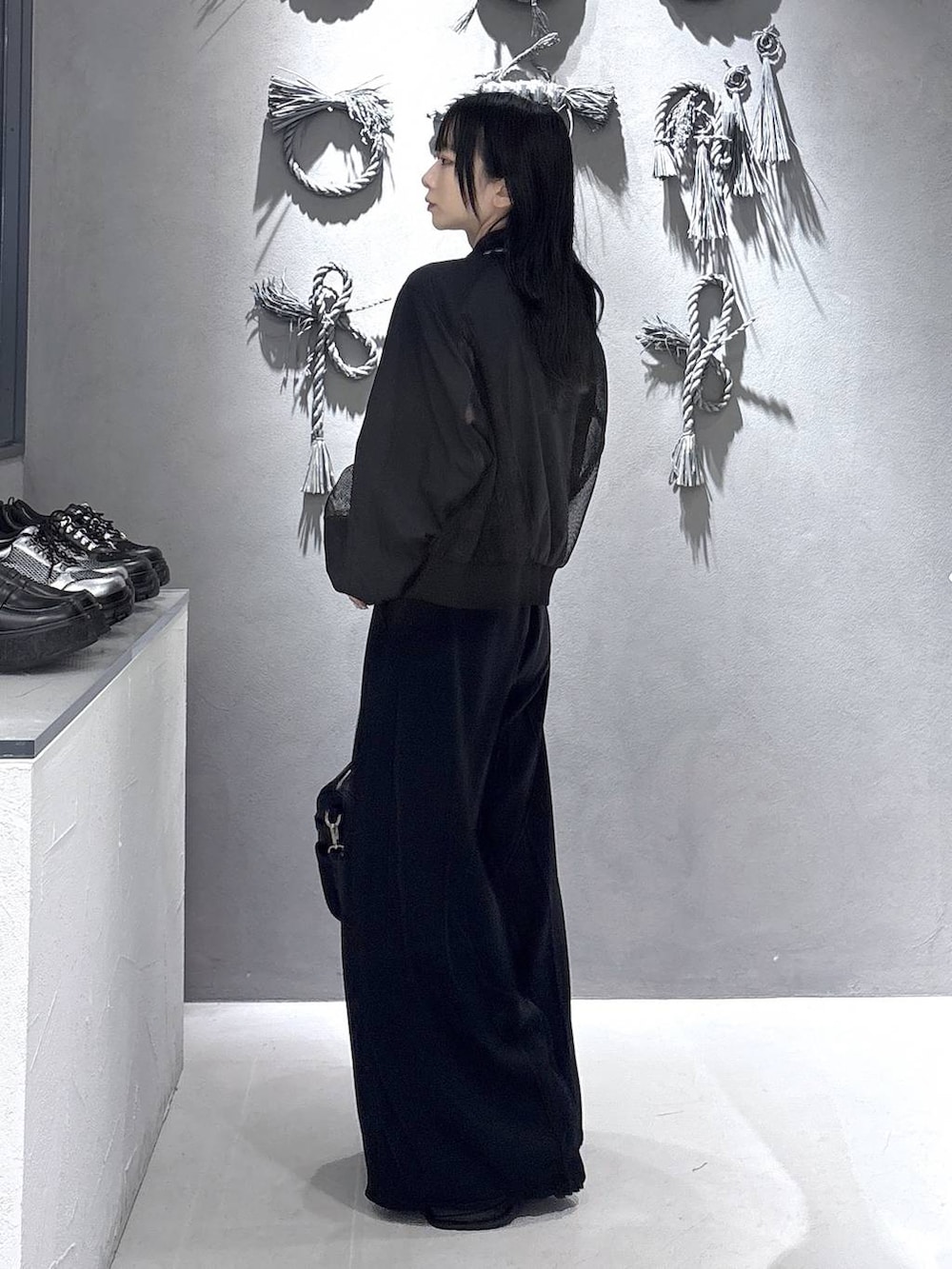 ブラック系のブーツ、ブラック系のタンクトップ、ブラック系のその他パンツを着用したレディースの春コーディネートの2枚目の写真