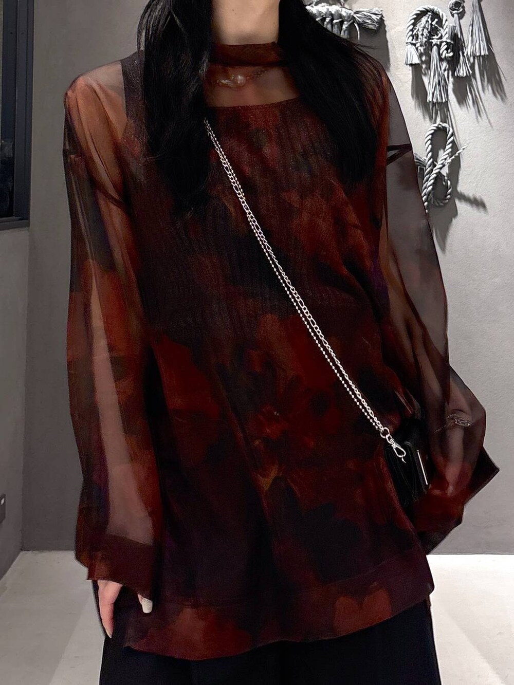 ブラック系のタンクトップ、ブラック系のその他パンツ、オレンジ系のシャツ/ブラウスを着用したレディースの春コーディネートの7枚目の写真