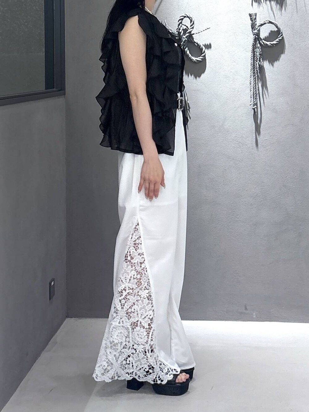 ブラック系のタンクトップ、ブラック系のサンダル、ブラック系のシャツ/ブラウスを着用したレディースの春コーディネートの4枚目の写真