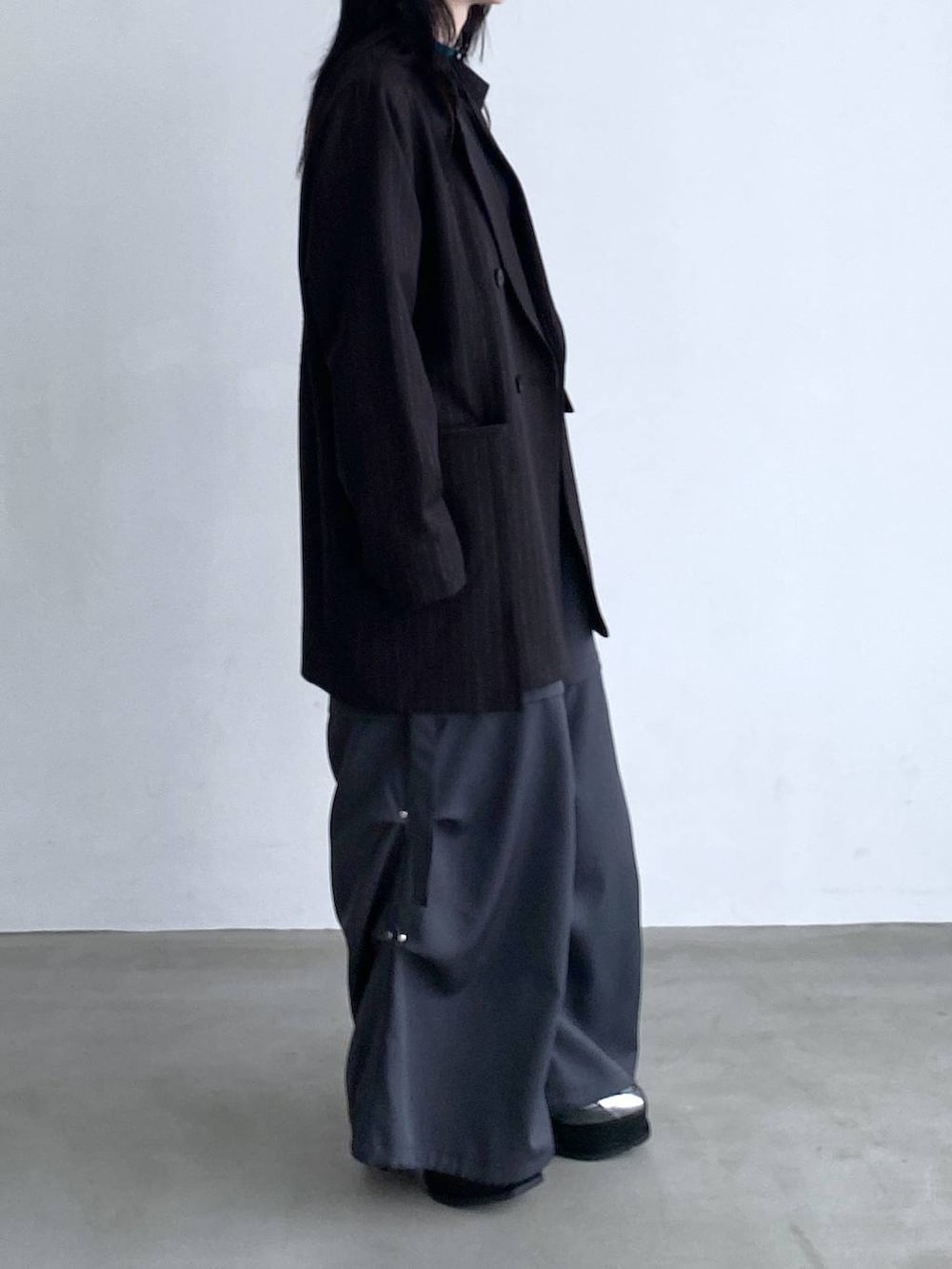 グレー系のカーゴパンツ、シルバー系のブーツ、ブラック系のテーラードジャケットを着用したレディースの夏コーディネートの4枚目の写真