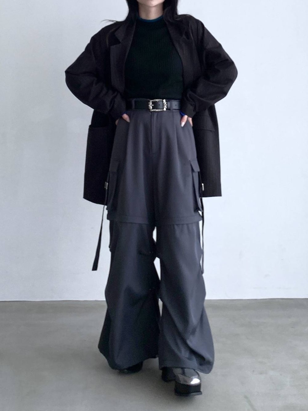 グレー系のカーゴパンツ、シルバー系のブーツ、ブラック系のテーラードジャケットを着用したレディースの夏コーディネートの5枚目の写真