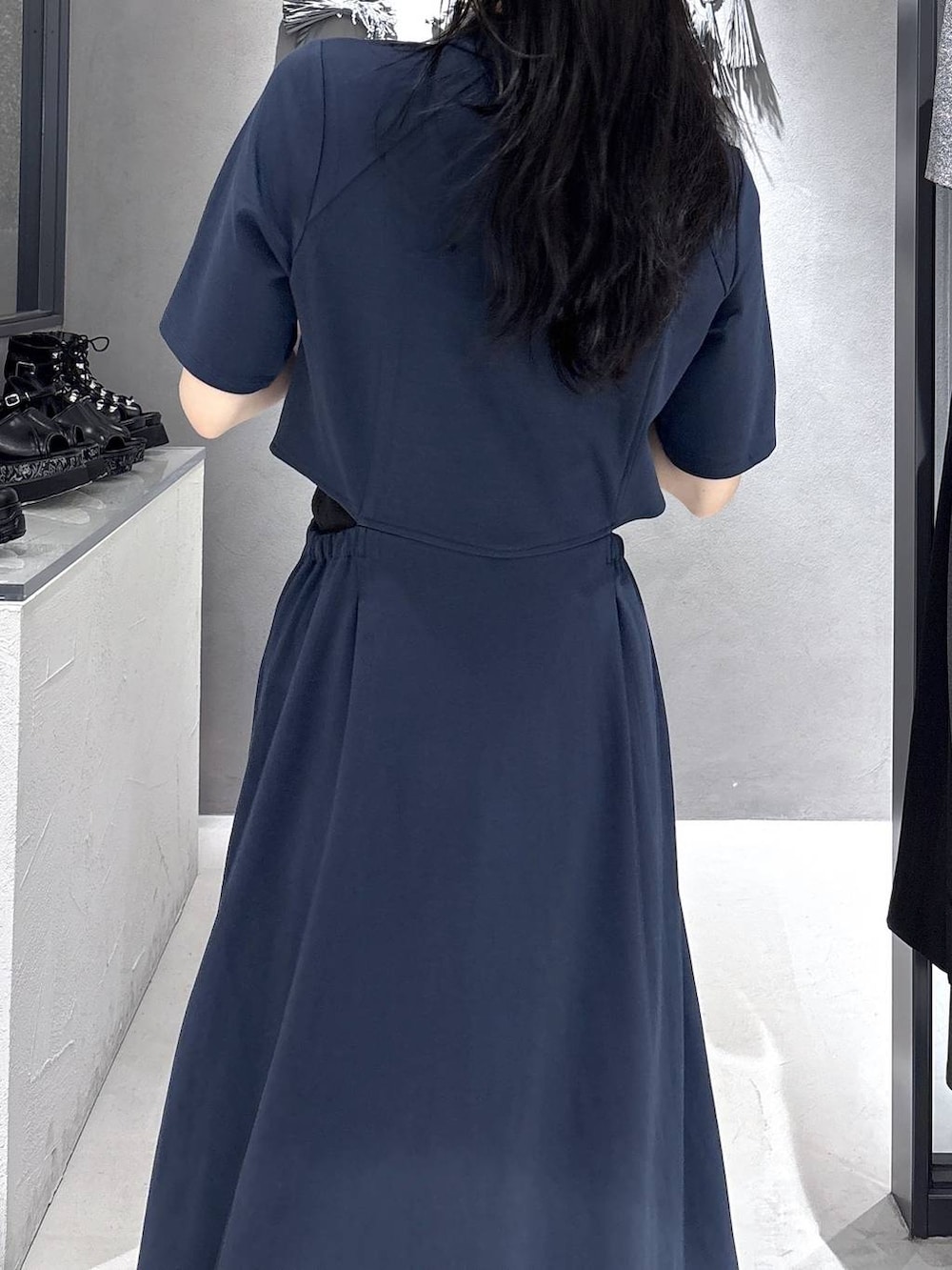 ブルー系のワンピース、ブラック系のサンダル、シルバー系のイヤリングを着用したレディースの夏コーディネートの8枚目の写真