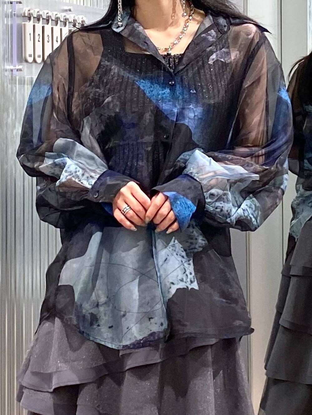 ブラック系のサンダル、ブラック系のタンクトップ、グレー系のスカートを着用したレディースの夏コーディネートの8枚目の写真