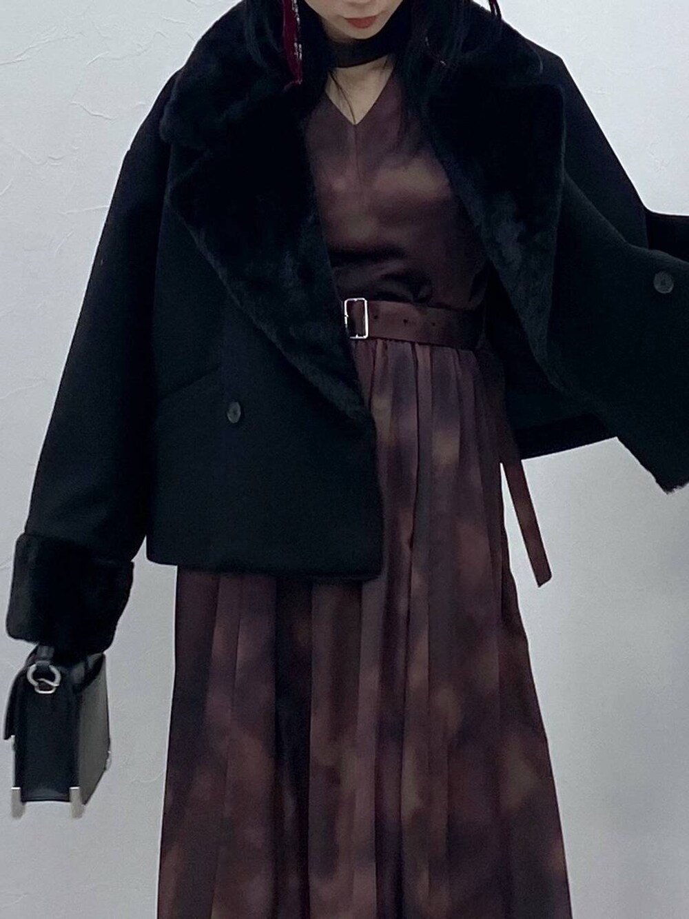 ブラック系のブーツ、ブラック系のショルダーバッグ、ブラック系のその他アウターを着用したレディースの冬コーディネートの8枚目の写真