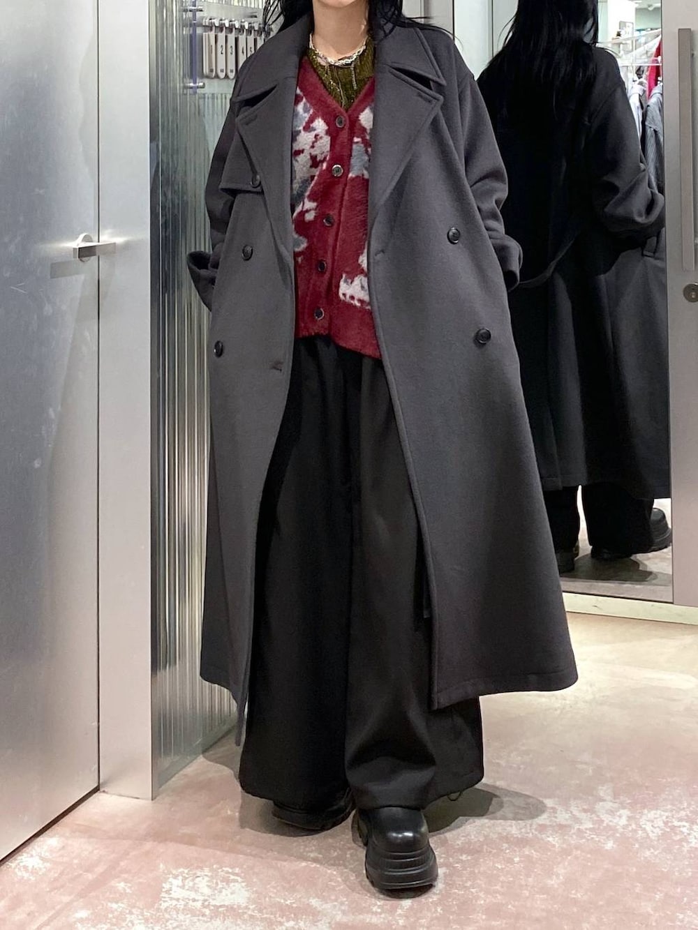 グレー系のトレンチコート、レッド系のカーディガン/ボレロ、イエロー系のTシャツ/カットソーを着用したレディースの冬コーディネートの7枚目の写真