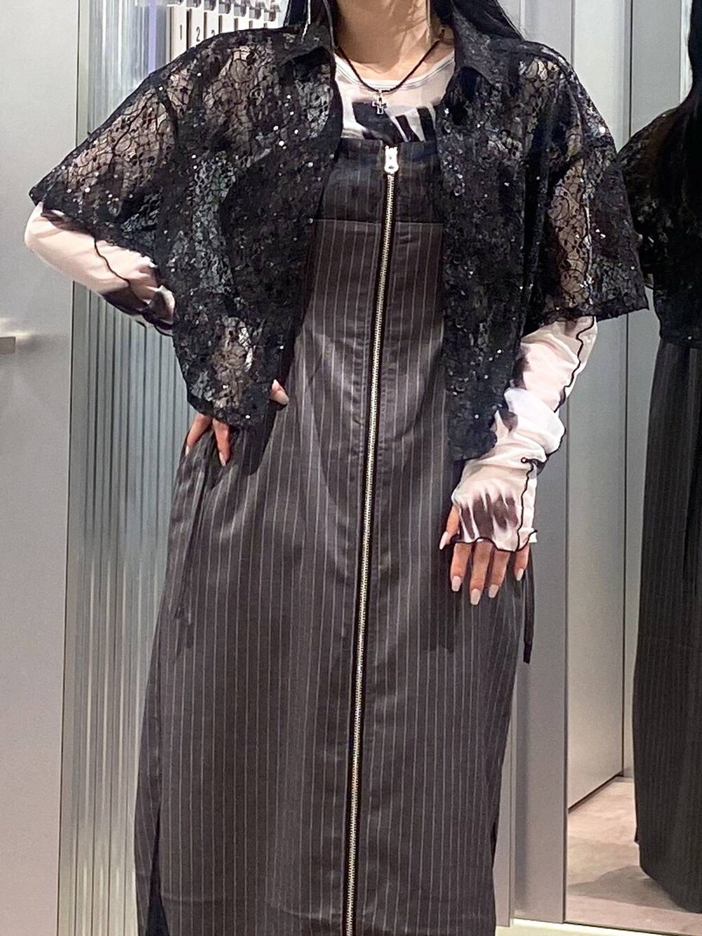 ホワイト系のTシャツ/カットソー、ブラック系のパンプス、ブラック系のシャツ/ブラウスを着用したレディースの夏コーディネートの6枚目の写真
