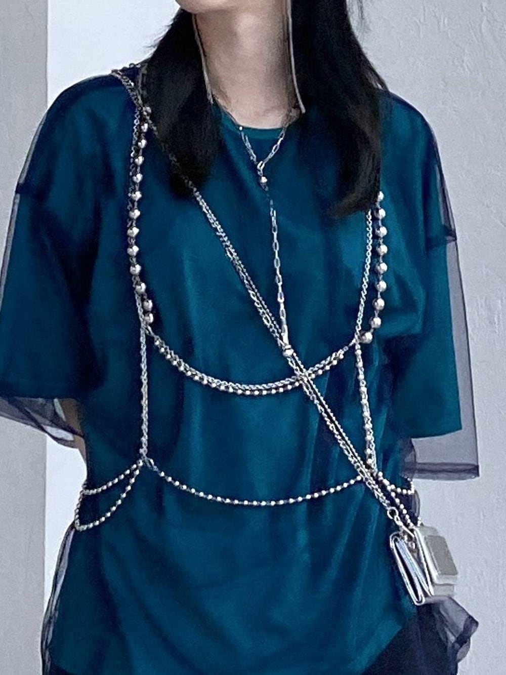 ブラック系のサンダル、ブルー系のTシャツ/カットソー、ブラック系のその他パンツを着用したレディースの春コーディネートの9枚目の写真