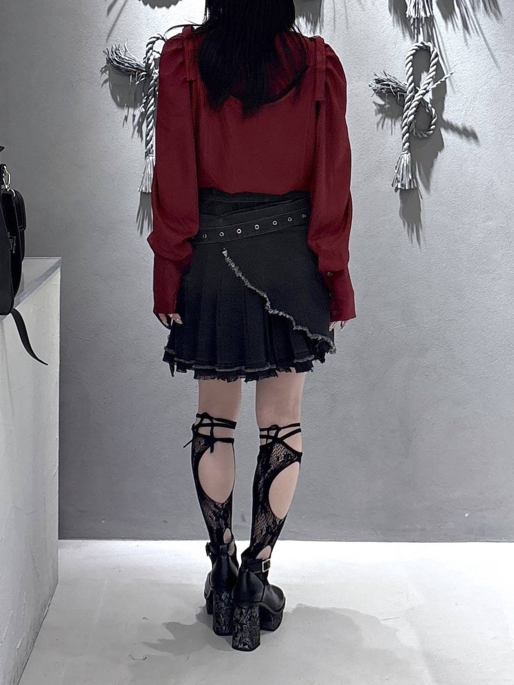 ブラック系のパンプスを着用したレディースの春コーディネートの3枚目の写真