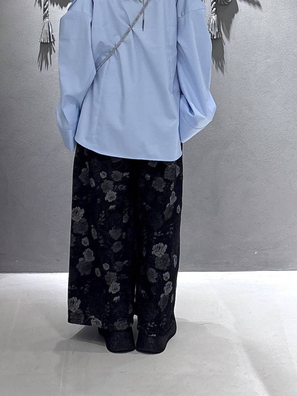ブラック系のTシャツ/カットソー、ブラック系のローファー、ブラック系のデニムパンツを着用したレディースの春コーディネートの3枚目の写真
