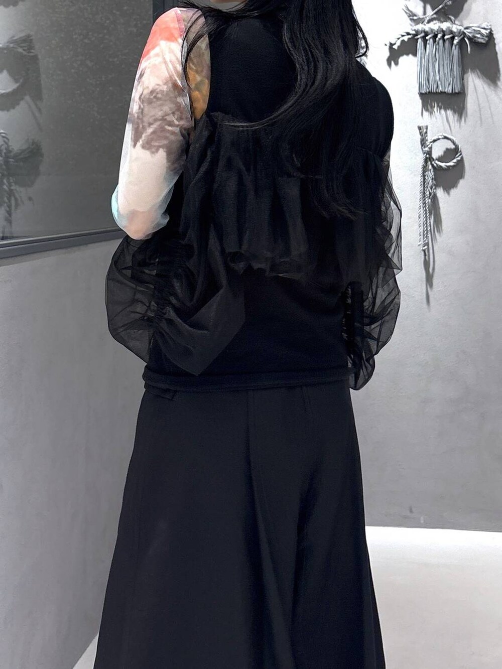 ブラック系のその他パンツ、グレー系のサンダル、ブラック系のTシャツ/カットソーを着用したレディースの春コーディネートの7枚目の写真