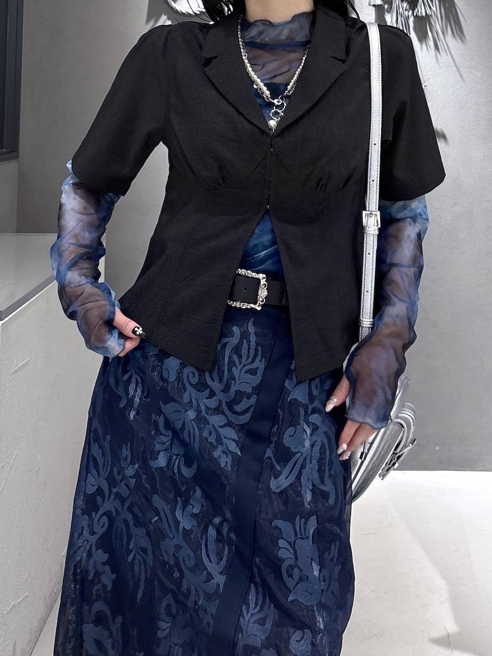 ブラック系のブーツ、グリーン系のタンクトップ、ブラック系のシャツ/ブラウスを着用したレディースの春コーディネートの6枚目の写真