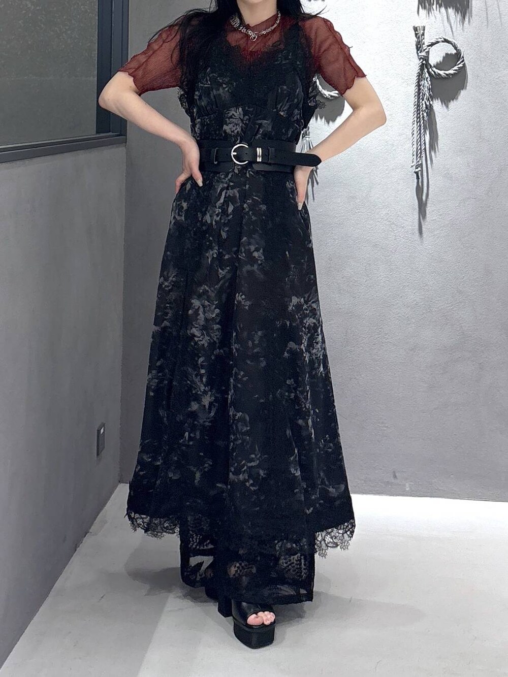 ブラック系のサンダル、ブラック系のその他パンツ、ブラック系のワンピースを着用したレディースの春コーディネートの7枚目の写真